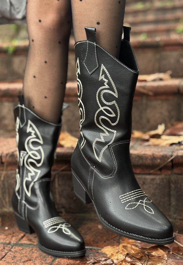 Scarpax Emaly Siyah Cilt Beyaz İşlemeli Topuklu Çizme