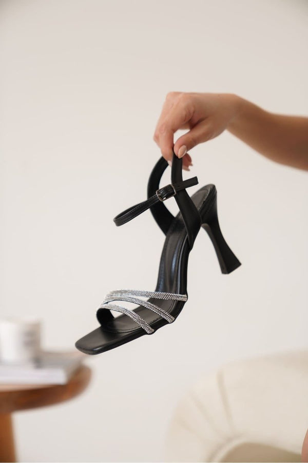 Scarpax Karla Siyah Kadın Taşlı Sandalet